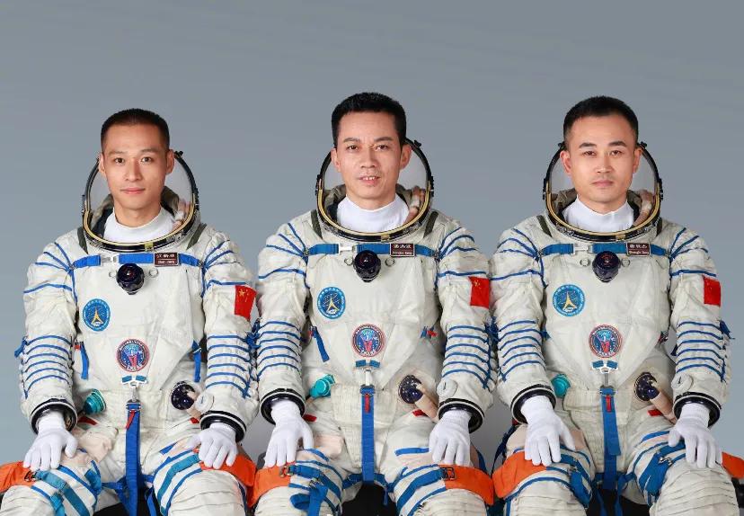 #平均年龄最小的航天员乘组#【#神舟十七号航天员公布#】经空间站应用与发展阶段飞