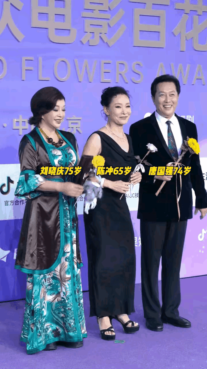 相隔47年，电影《小花》的三个主角刘晓庆，陈冲，唐国强再度聚首。
当年陈冲主演《