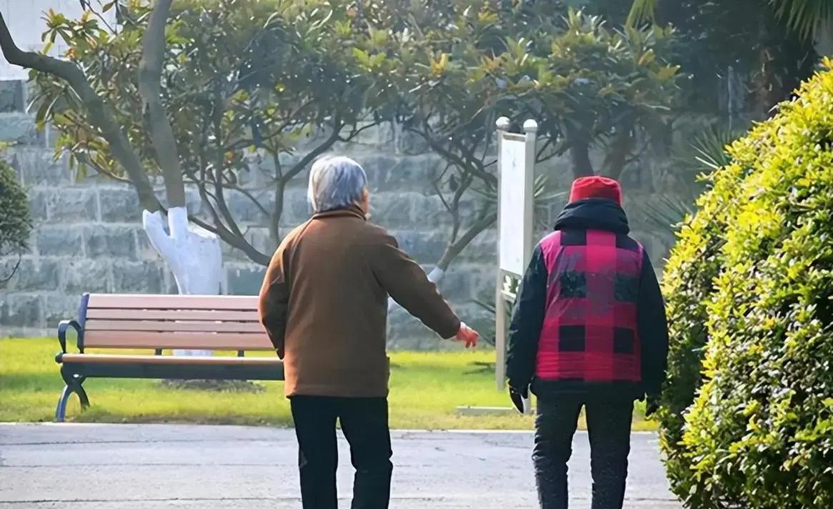 最近看到一个五十多岁的阿姨，坚持每天五点多起床，快走一小时，从不偷懒，还把各种保