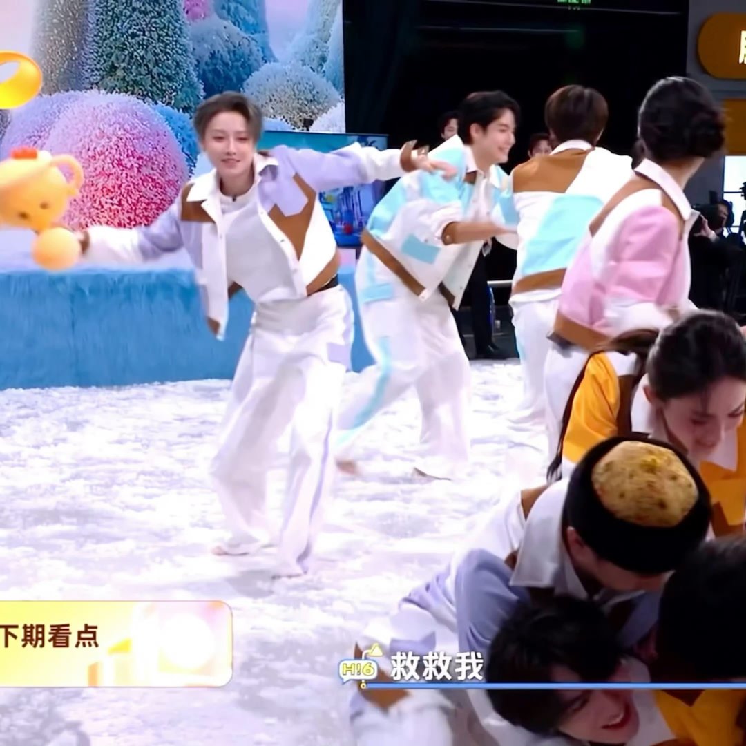 队友间默契拉满，认真玩游戏的她帅得心动又可爱，视线全程黏住！ 