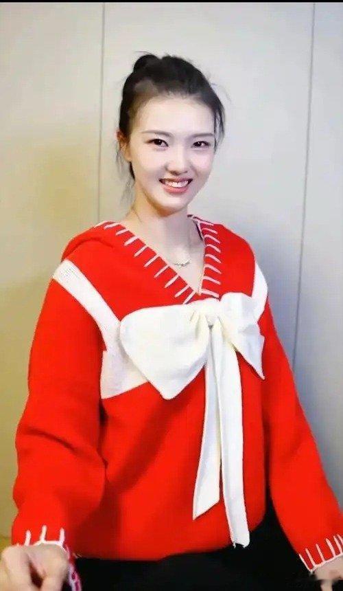 国家队排球运动员张常宁粉衣现身
张常宁，1995年出生于江苏常州，中国女排黄金一