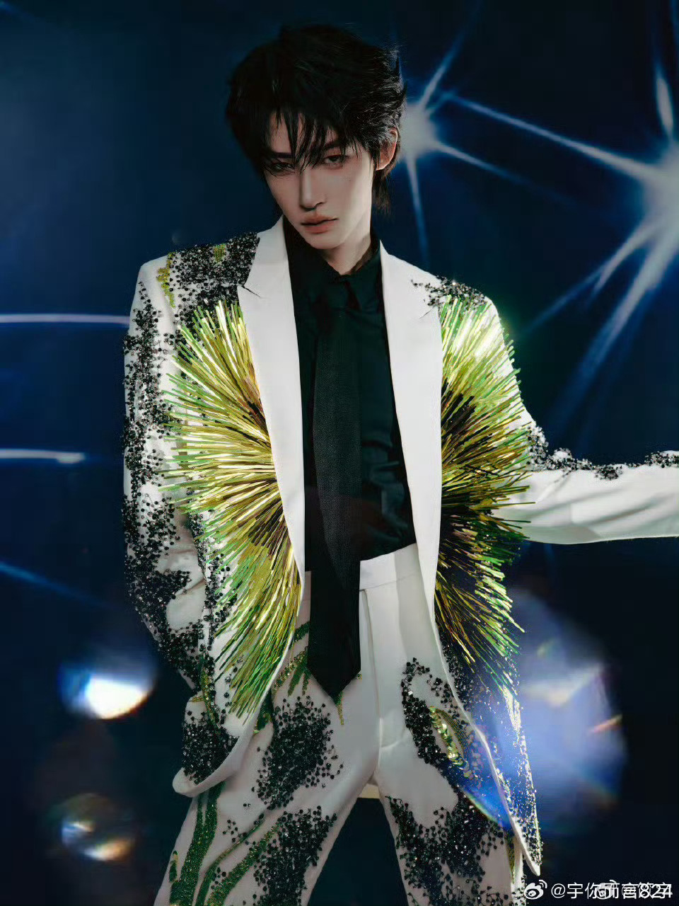 刘宇的高定是全球首穿刘宇迷幻烟花碎钻高定  刘宇真的太棒啦，迷幻烟花碎钻高定是全