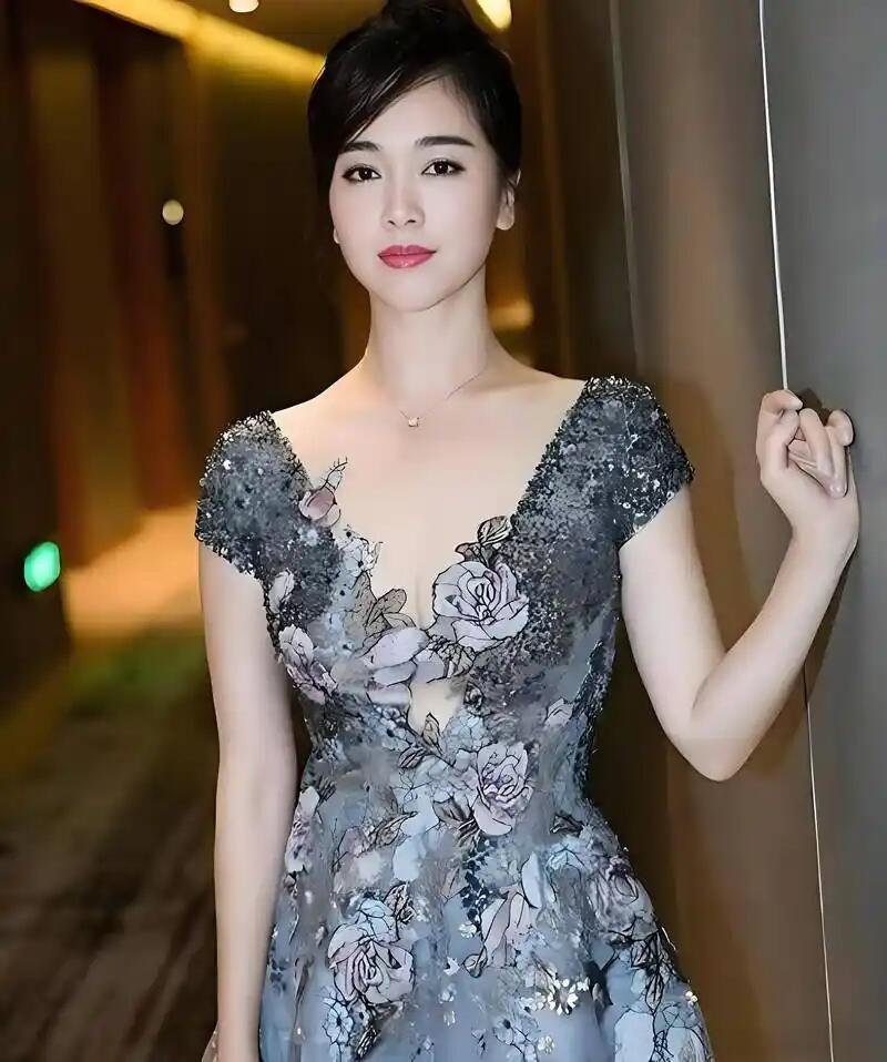 1.五官：温婉清丽的淡颜长相
 
属于标准中式淡颜美人，眉眼舒展柔和，杏眼清澈温