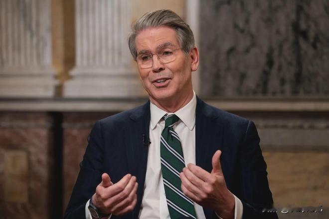 近日美国财长贝森特公开声称，世界没法承受一个贸易顺差达到一万亿美元的中国！ 
