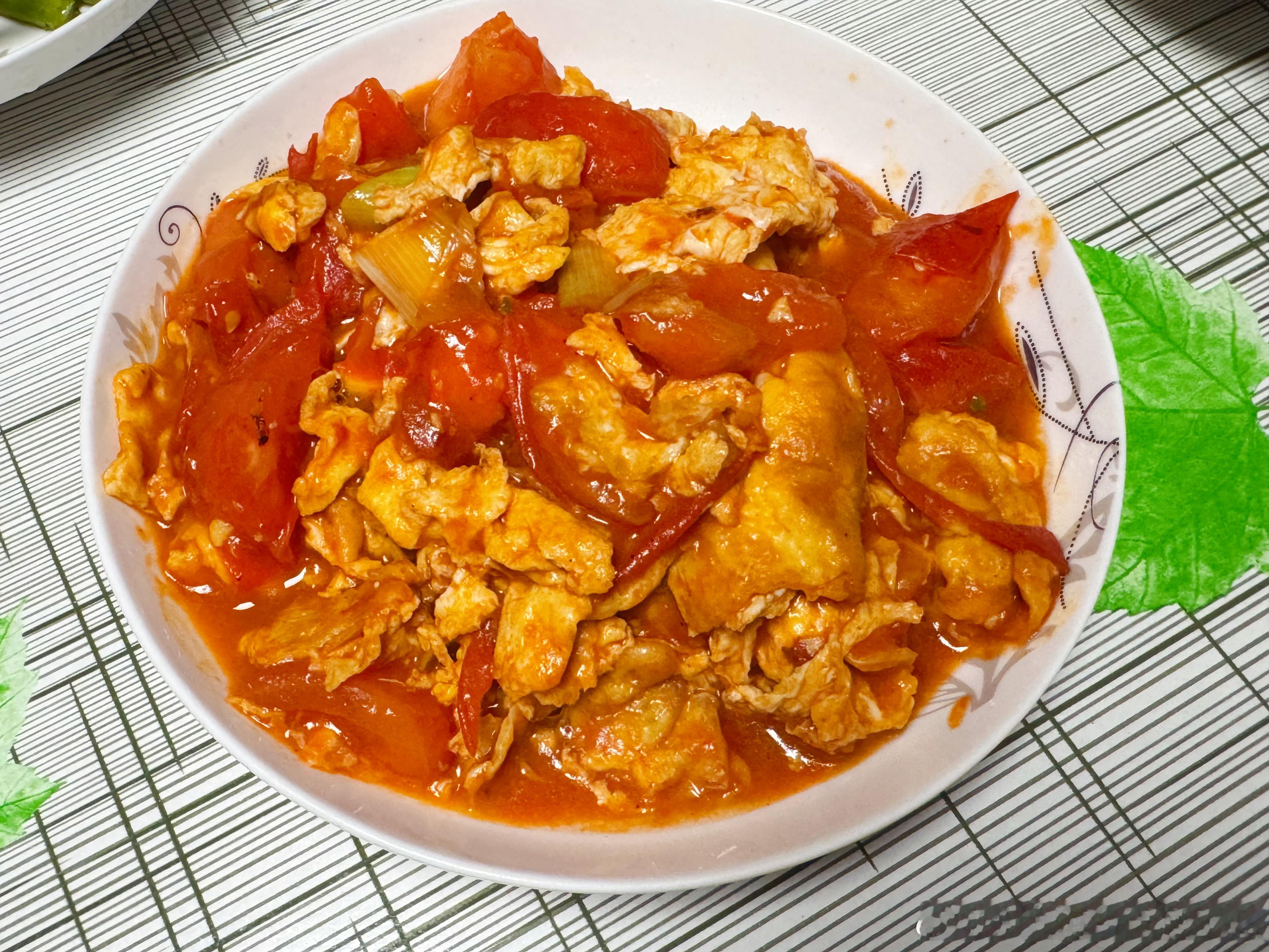 宋茜西红柿炒鸡蛋中餐西做 我还是更喜欢我们接地气的鸡蛋西红柿按理来说 小朋友应该
