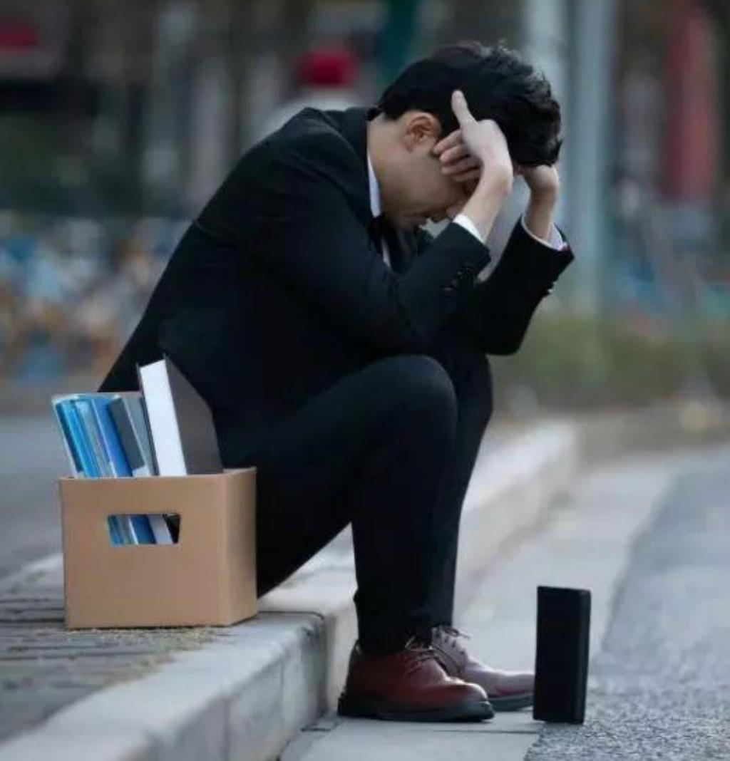 中老年人失业最狠的一刀往往来自自己的另一半或者是曾经竭力帮助的亲戚！人性的考验往