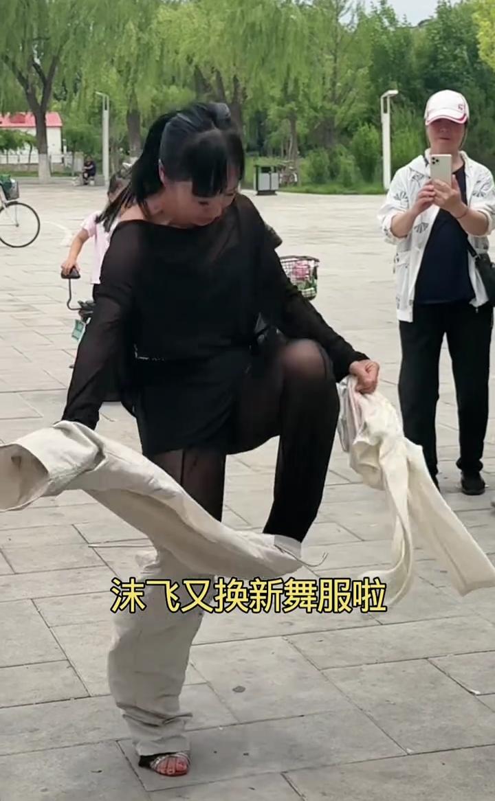 沫飞又换新舞服啦。
