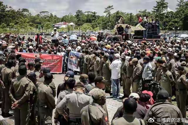 印尼乱套了！正副总统撕破脸，外资跑路民众上街2026年7月，印尼雅加达彻底乱成一