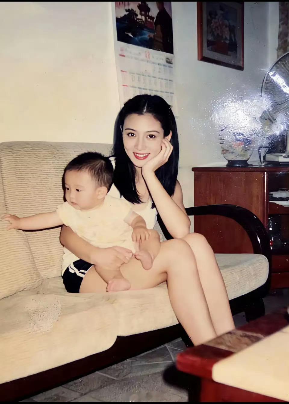 “40年前小姨抱着我的照片，小姨当年23岁，年轻靓丽充满朝气 ” 