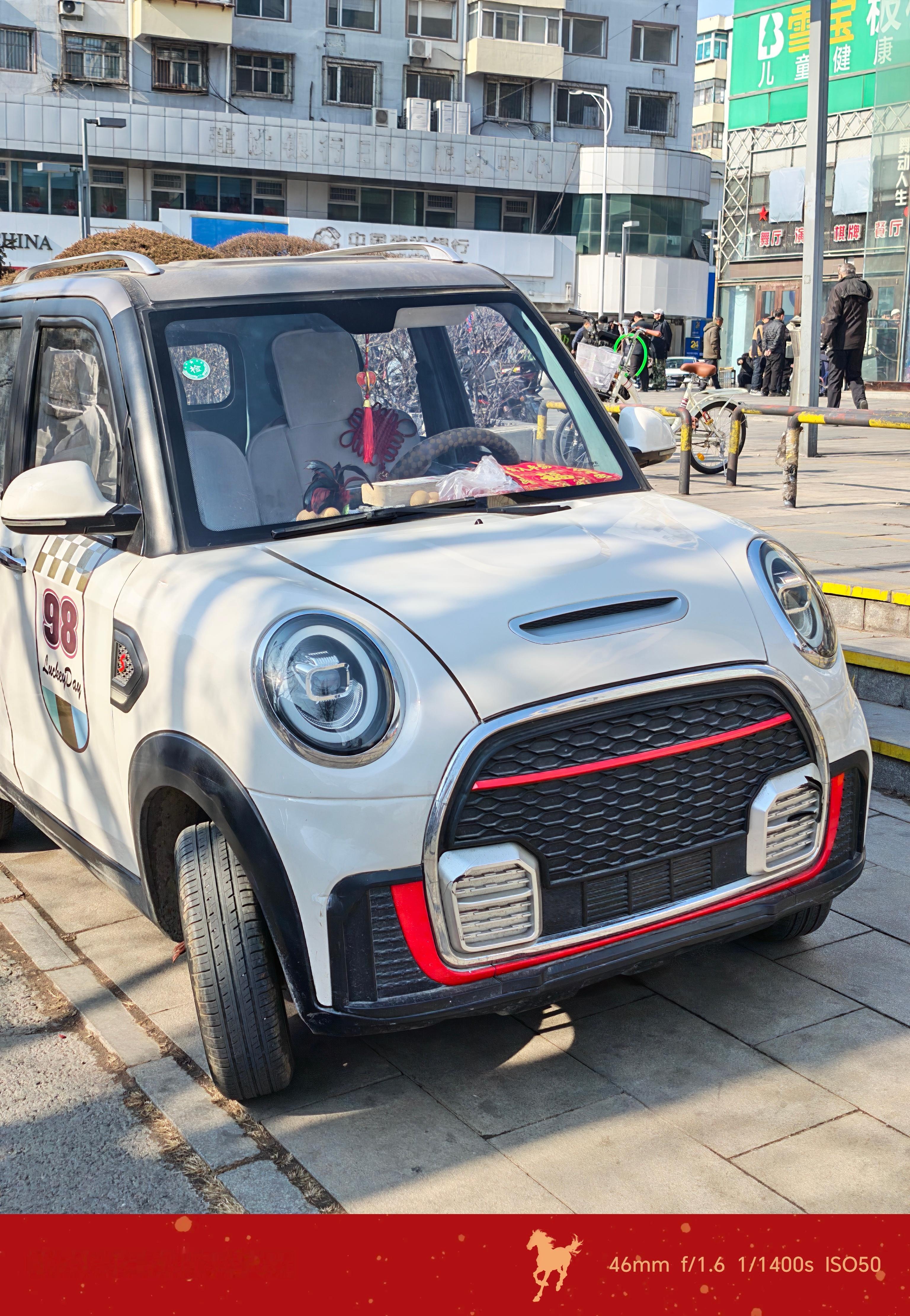 不是宝马mini，就一老年代步车，真的太小了，这种车上路真的挺危险的，抄袭也没个