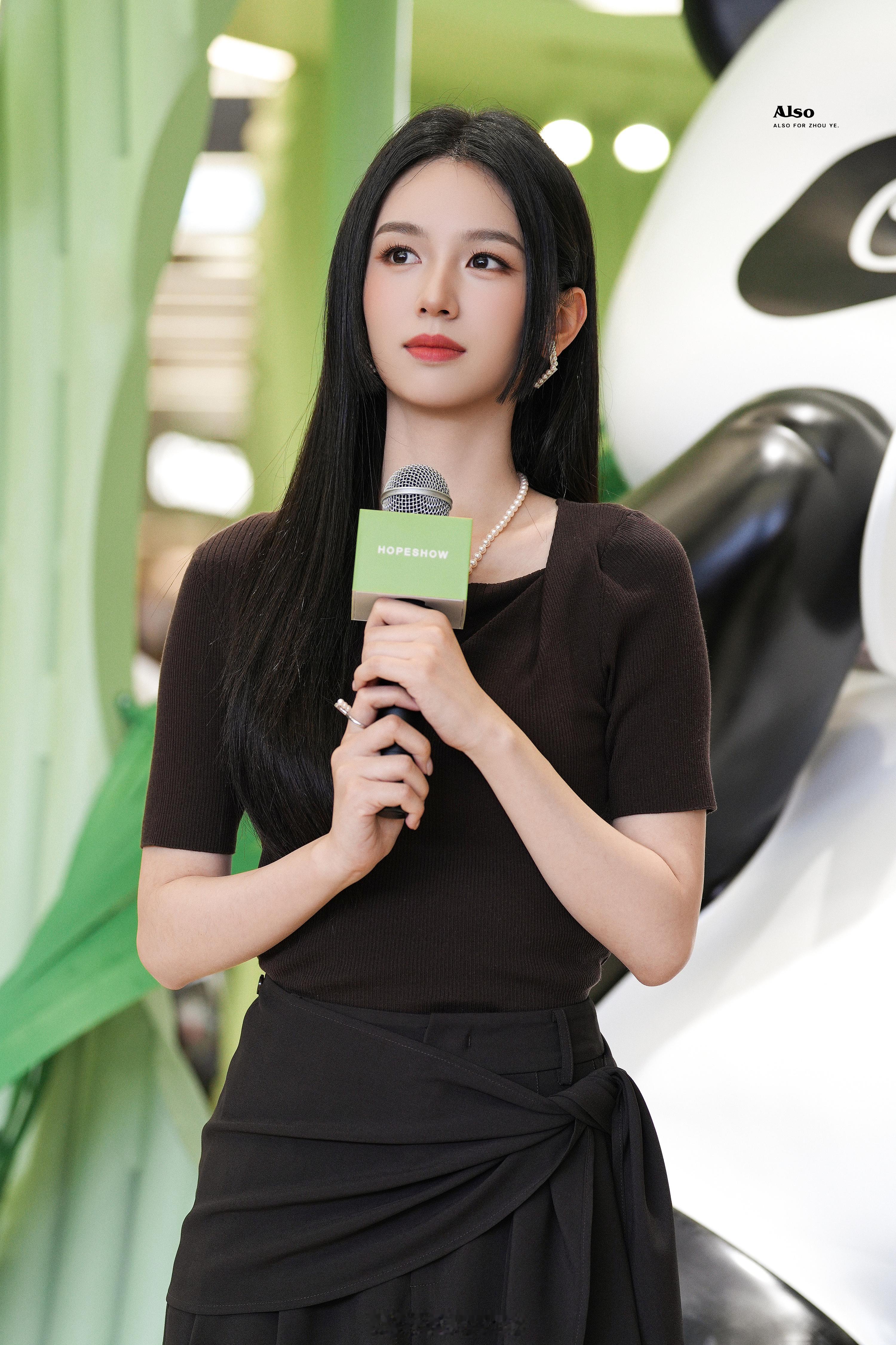 周也武汉线下活动生图路透来了，周也公主切黑长直造型真的太美了吧！周也公主切