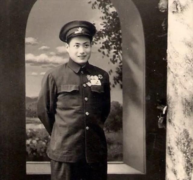 1979年5月，沈阳军区副政委外出视察，乘坐旧汽车出了门。

那天辽西刚下过雨，