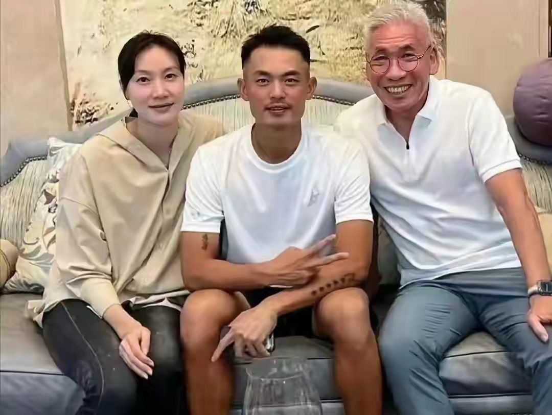 林丹全家福上线了！有了谢杏芳的识大体，才有了这个家庭的完整与和睦，让人为之羡慕不