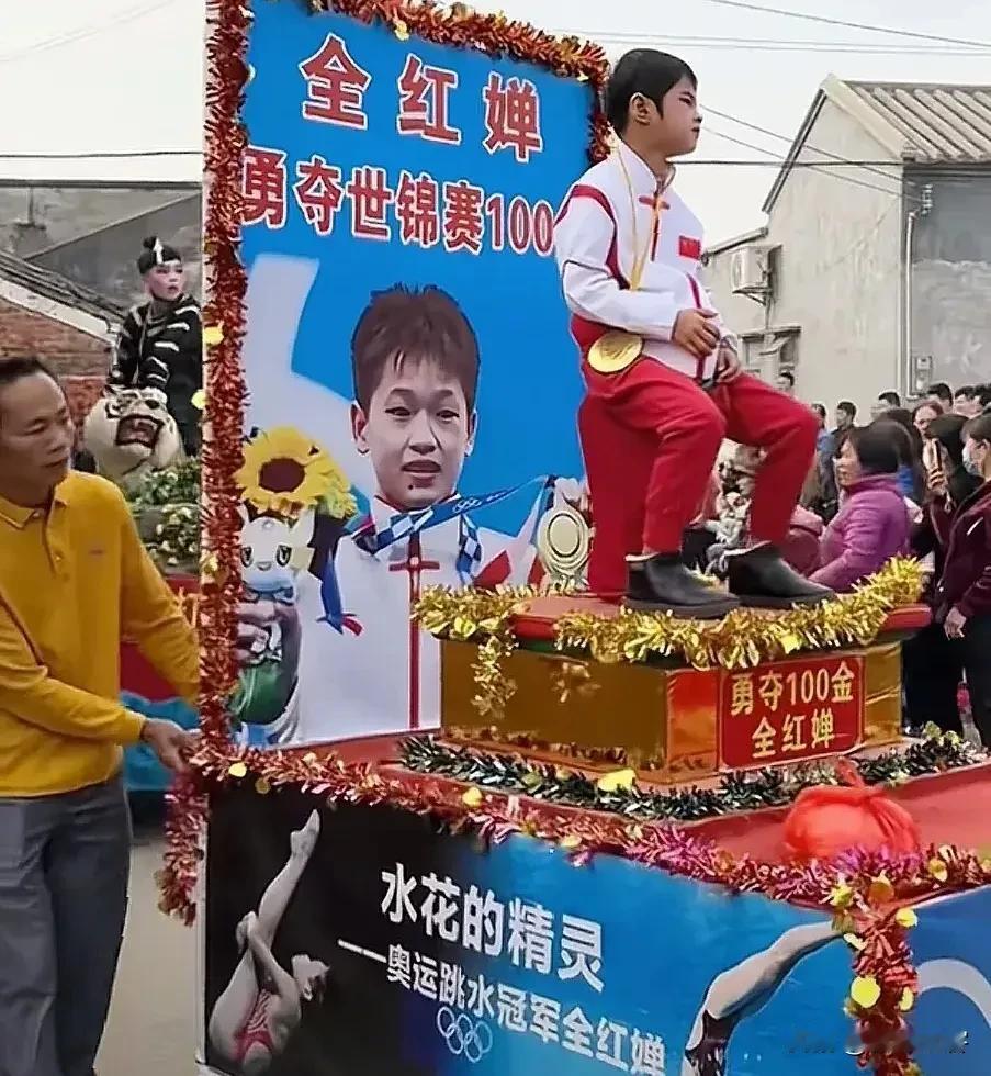 迈合村元宵节活动盛况空前，婵宝被推上游神车，不但悬挂大幅照片，还有“替身”端坐其