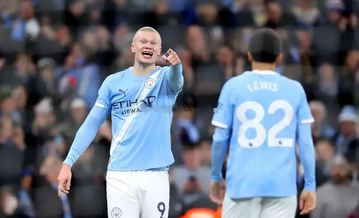 本赛季的英超争冠大戏，堪称近年最具悬念的一届！遥想18-19赛季，曼城与利物浦上