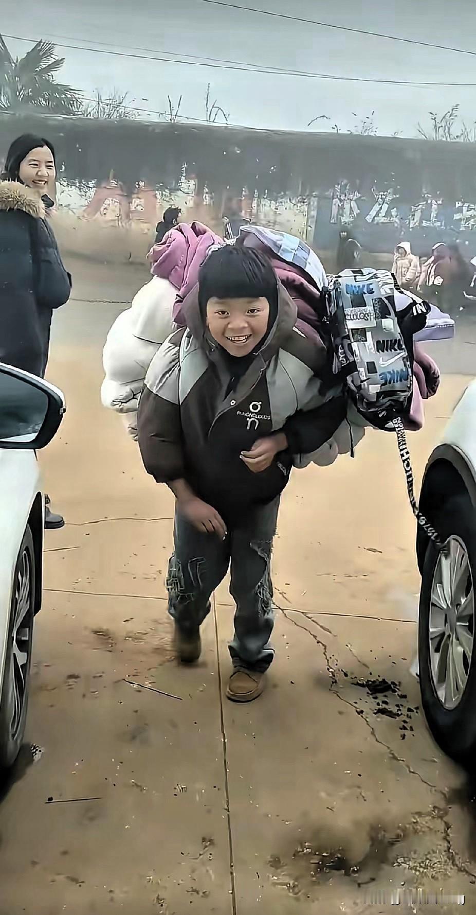 放寒假接娃的瞬间，这位妈妈的心瞬间被揪紧又瞬间被暖化！平时忙着上班没法接送，只能