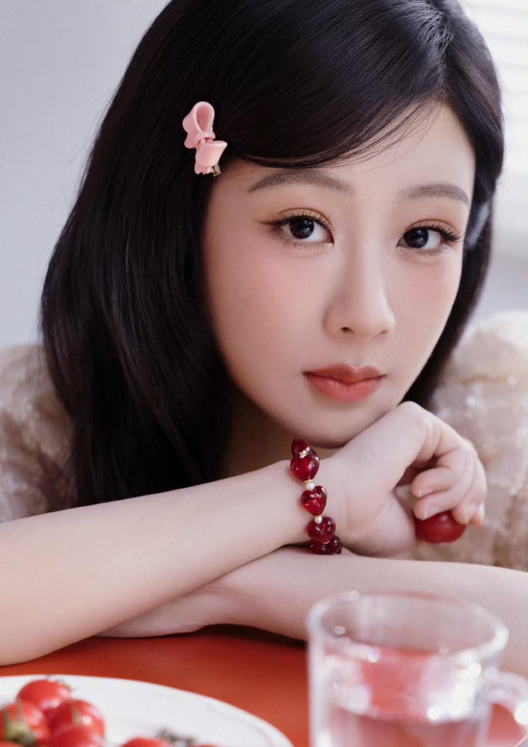 化妆师郭金金
给杨紫画的这个妆
大家都说差了几岁
不太满意呀……
可我怎么觉得