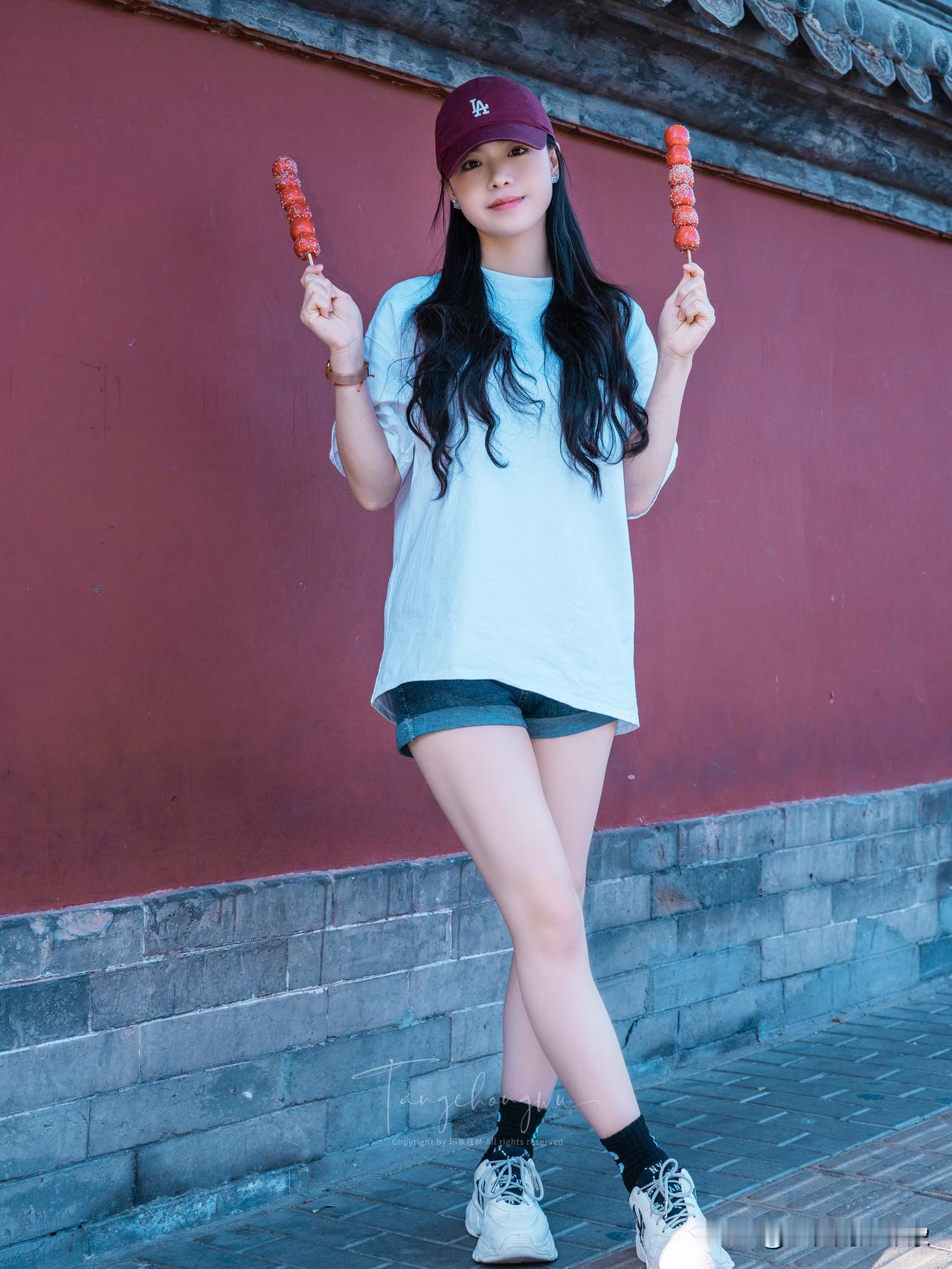 又到周末出行时间了，想要拍张好看的照片真难，出门你都会约闺蜜拍照么