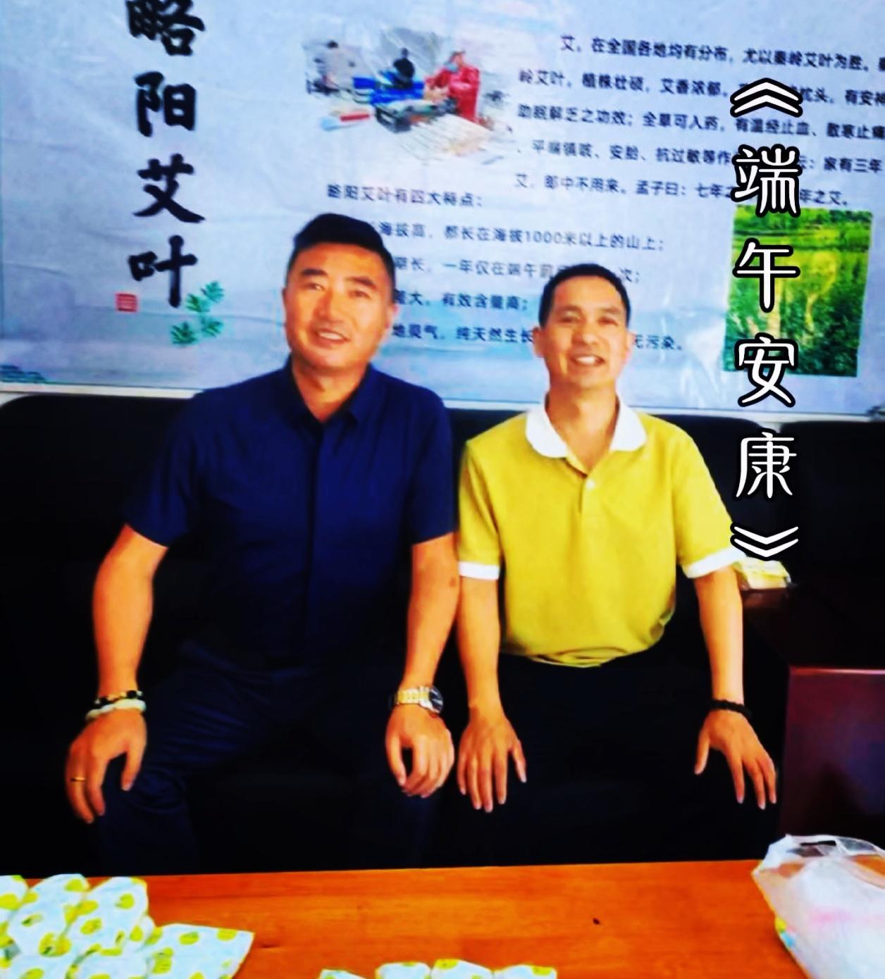 端午安康（诗歌）
陕西/沙明亮
端午安康艾草香，
门前挂起驱邪囊。
剥开粽子甜又