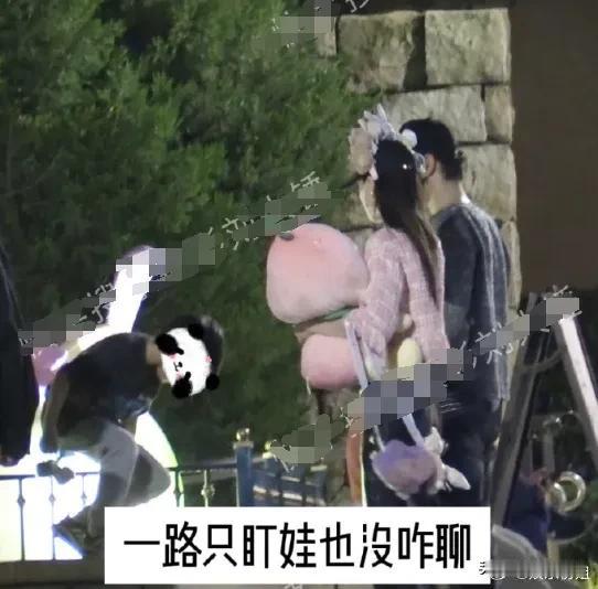 黄晓明杨颖合体带娃游迪士尼！

刘大锤拍到baby和晓明哥一起带着小海绵去游迪士