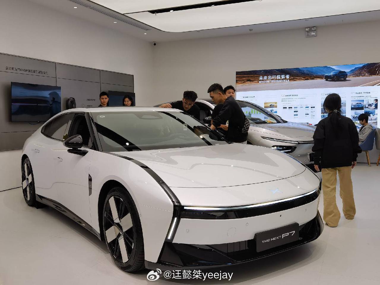 小鹏P7试驾量翻倍白色黑色红色，三个新色确实可以，双腔空悬等硬件机械素质方面很多