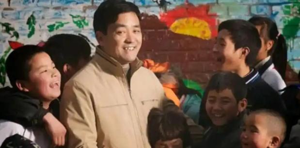 1997年，安徽庄稼汉领着老婆孩子在北京路边讨生活，正走着，一个穿得破破烂烂的小