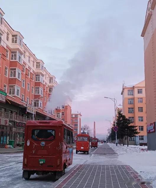 图里河，-40℃极寒天气（冒白烟）

这是我的家乡图里河镇，十二月份的每天凌晨七
