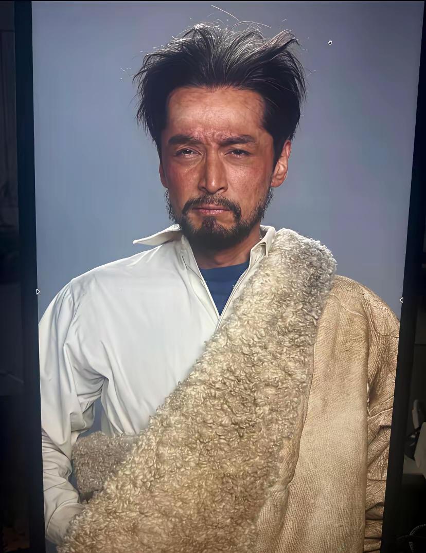 你还能认出他是谁吗？这是一部电影里一个角色的一张定妆照，把一个康巴汉子的形象刻画