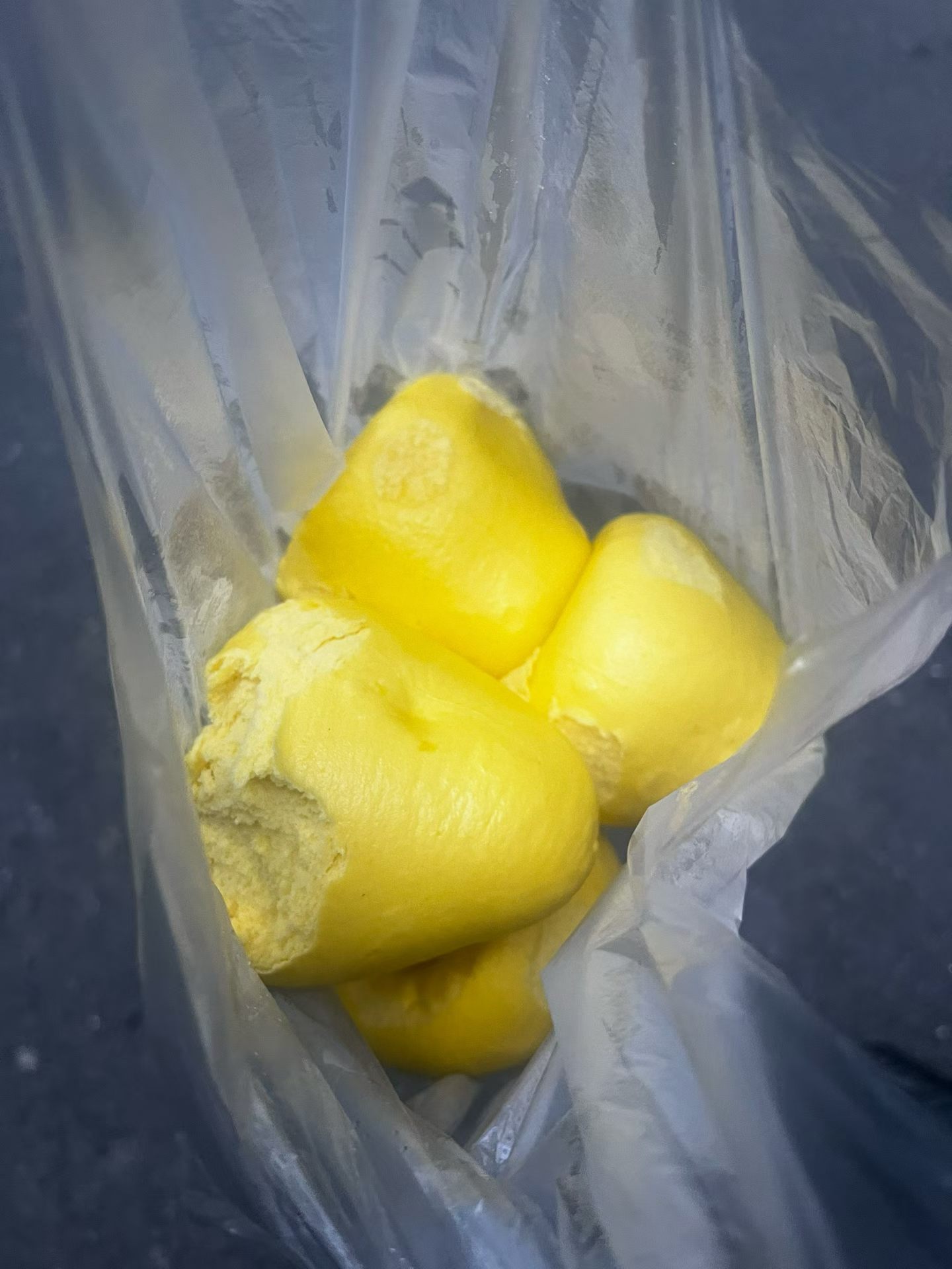 饿了，凑合一口吧，这么看还有点像榴莲呢