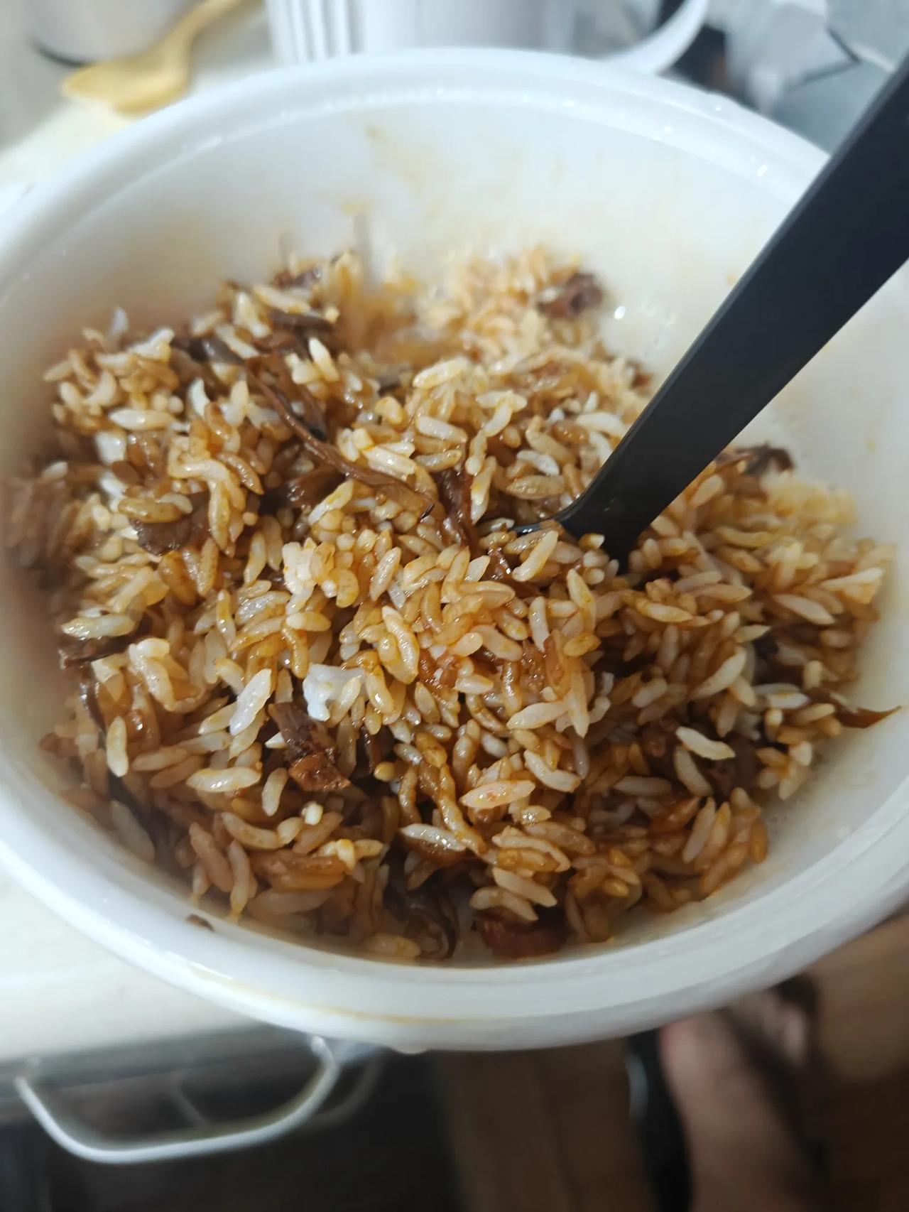 15块买了个自热煲仔饭，没想到给我吃吐了，替大家踩坑了，以后看见这个品牌避坑。