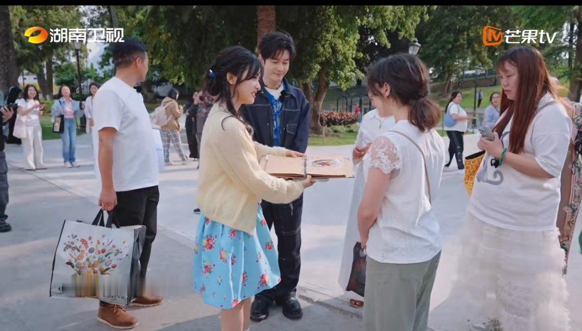 外国幼崽对沈月又亲又抱中餐厅名场面 看沈月揽客真的会被感染到，从无措到信心满满，