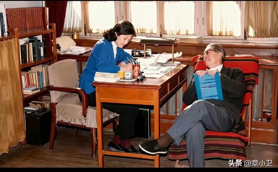 1973年乔冠华与章含之结婚之后，办公室里的小照乔冠华