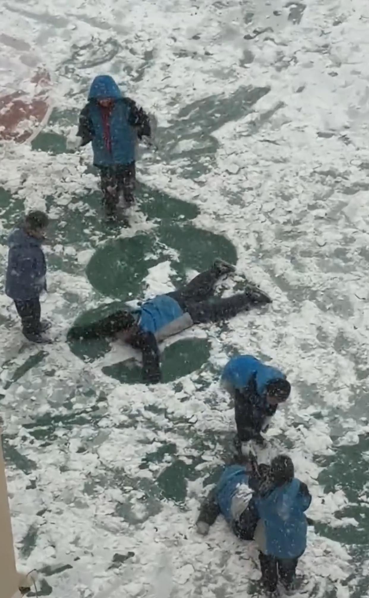 欲买桂花同载酒，终不似少年游。