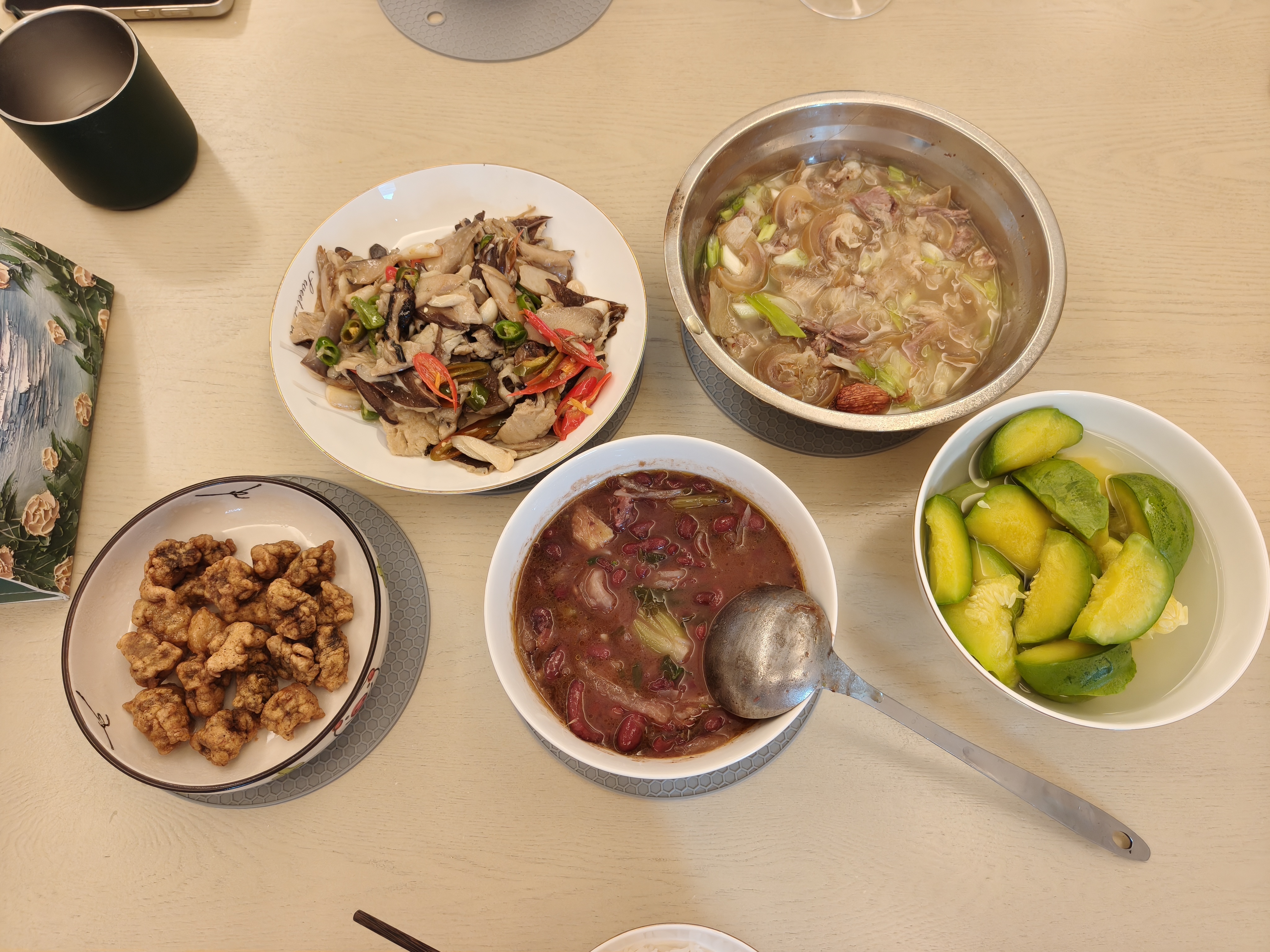 闪现宜良开了个庭，来不及吃烤鸭了，回到家煮个牛汤锅，炒个鸡枞