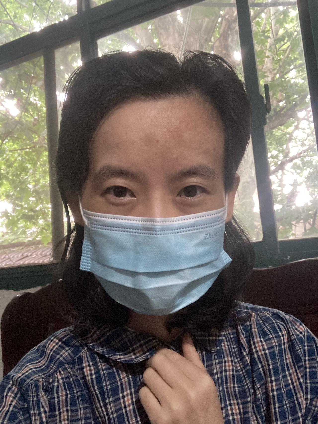 出门坐上公交车，过了一会，突然闻见股臭味，抬头一看，两个黑色皮肤的外国人，味太大