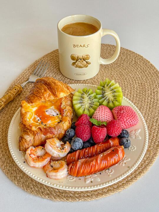 今天的早餐长这样🥐🫐🍤🍳🥝🍓