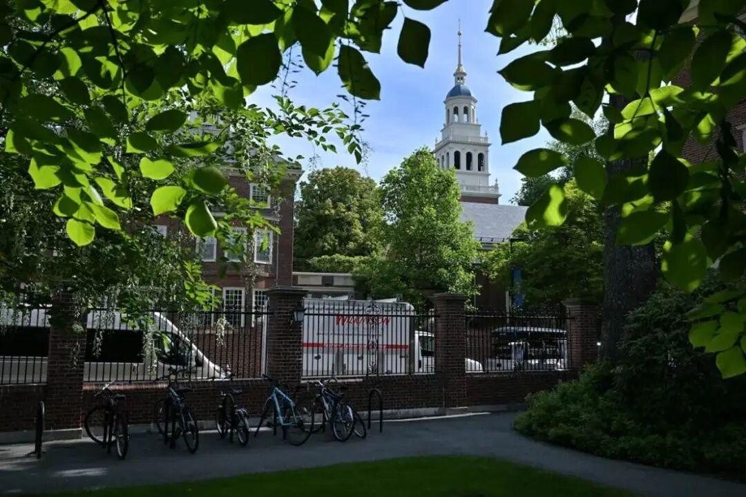 哈佛大学教职人员投票决定，将每门课程中获得A等成绩的本科生比例限制在20%左右。