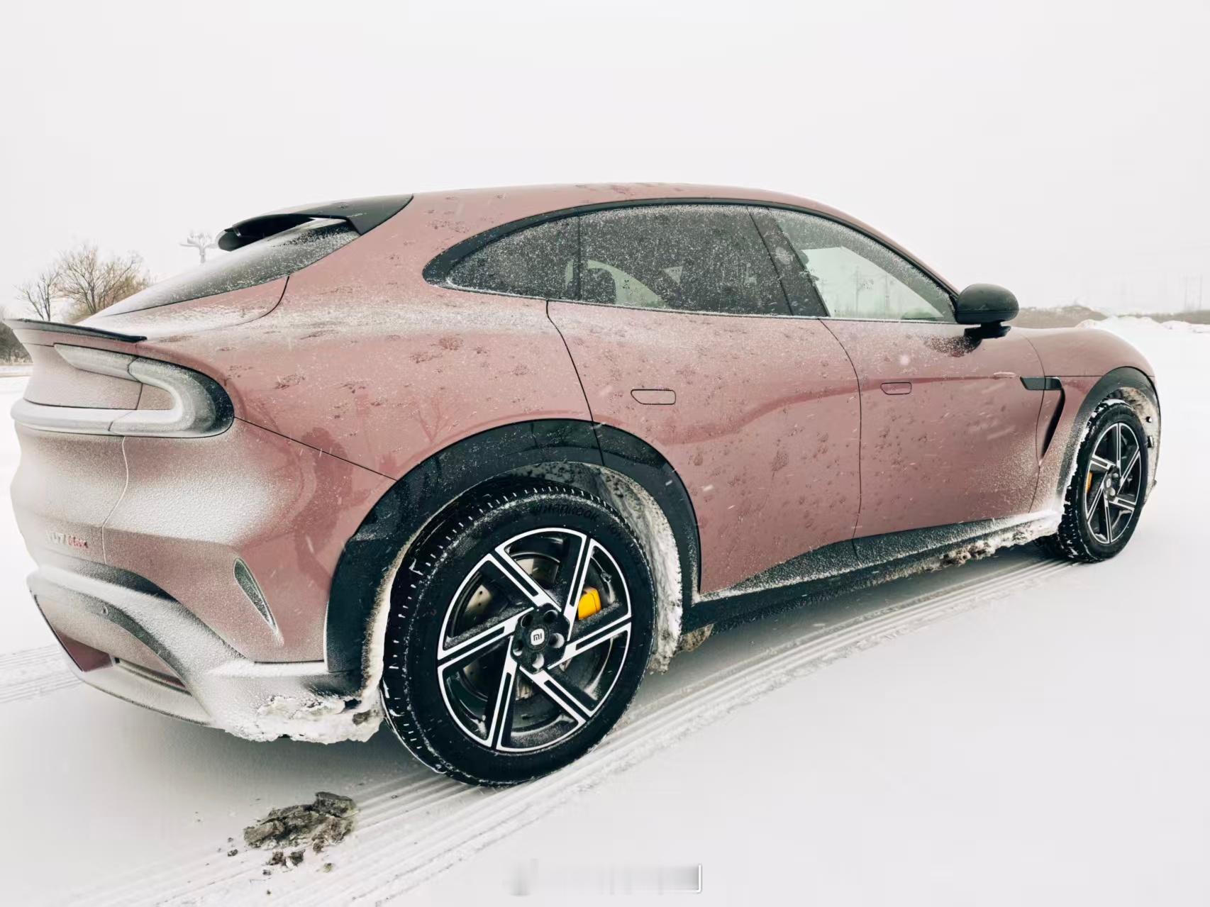 下雪了，出去撒野开了一圈，雪地模式还不赖，有雪有半冰碴的情况下，基本正常行驶完全