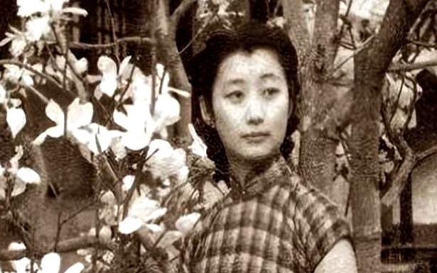 1926年，北京饭店，22岁的唐怡莹趁丈夫不在，与25岁的张学良发生了关系。几天