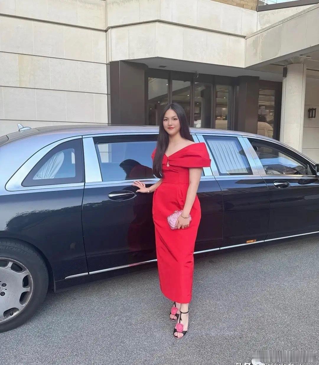 李湘晒出女儿16岁生日宴会，王岳伦也正装出席，太隆重了！没想到王诗龄才16岁，李