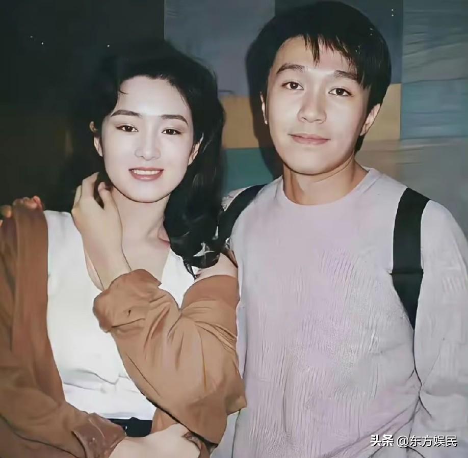 这是1992年周星驰和巩俐的合影，当时周星驰30岁，巩俐27岁，他们是《唐伯虎点