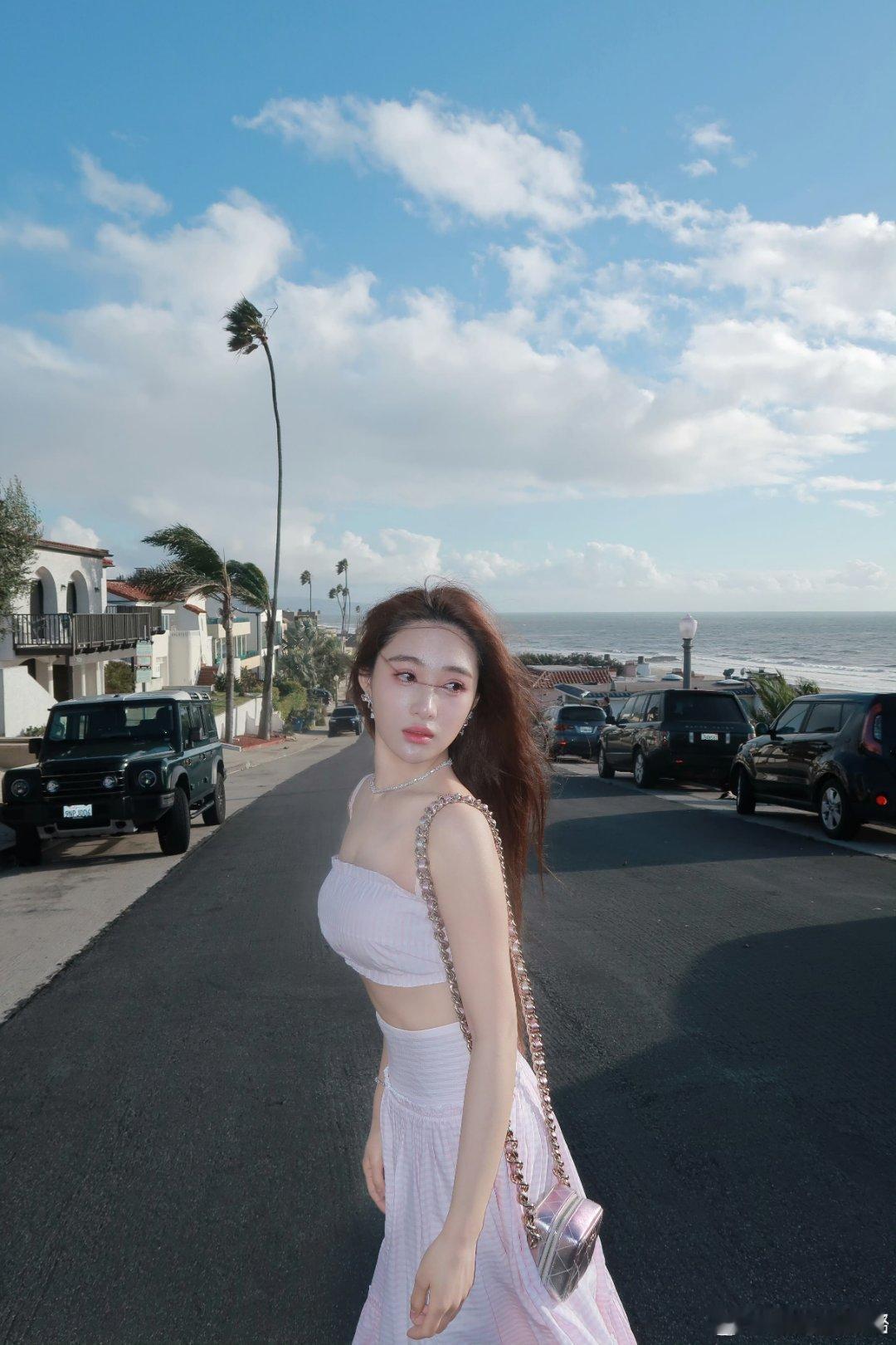 孙嘉璐戛纳发袁姗姗张艺兴合照齐聚戛纳共赴时尚盛宴，孙嘉璐状态绝佳气质温婉，完美驾