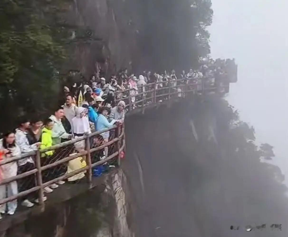 十一旅游旺季即将到来，许多景点因为免费开放吸引了大量游客。然而，面对如此众多的人