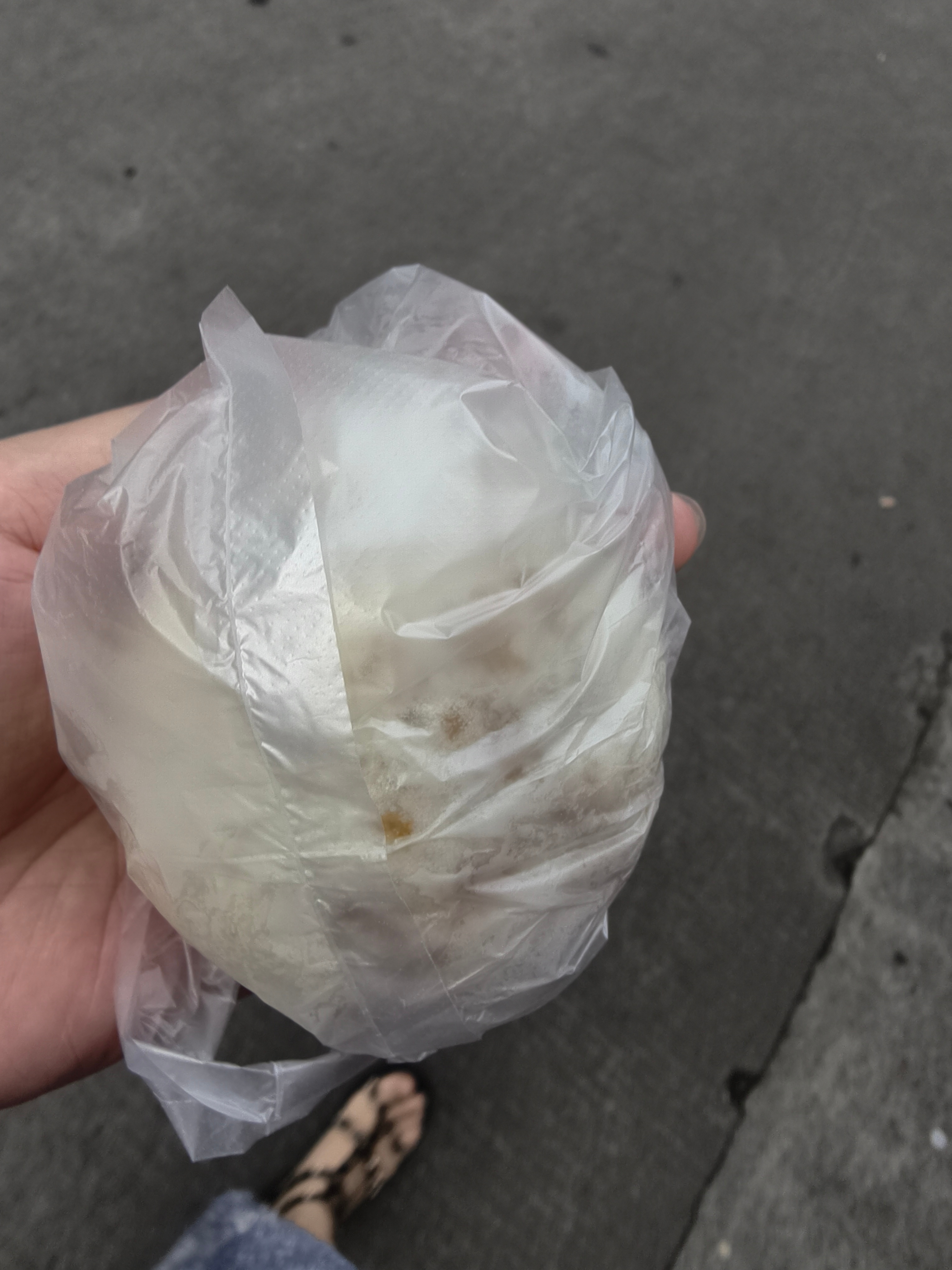 出门一个小时跑出去买了三家才买齐想吃的早餐洁癖哥要吃糯米鸡 去给他买回来后我又去