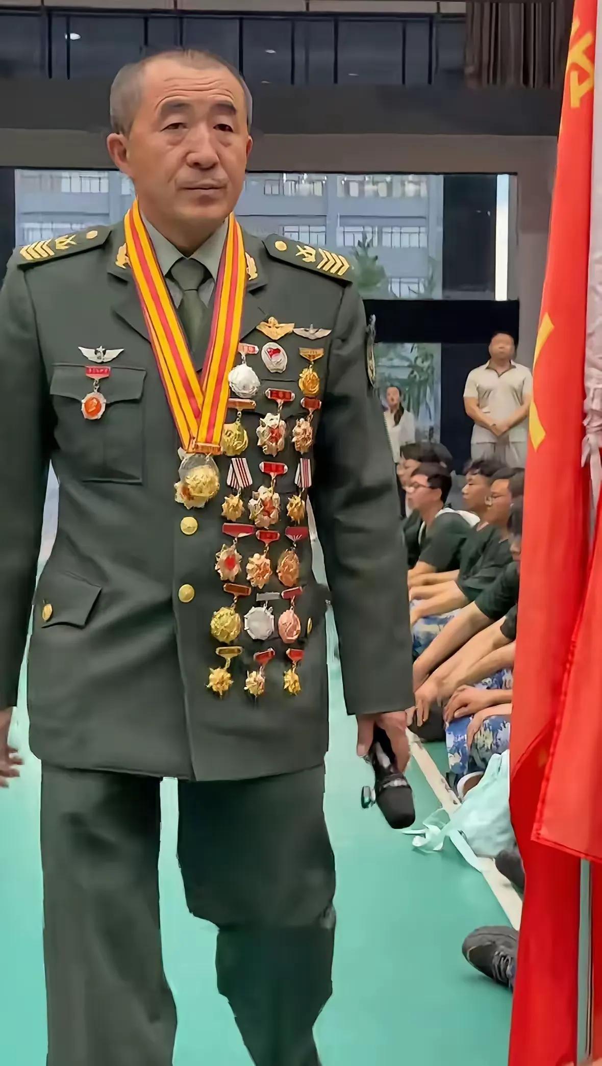 穆永厚，一级军士长，能维修现役所有型号直升机，技术兵种最高级，职业军人，干到退休
