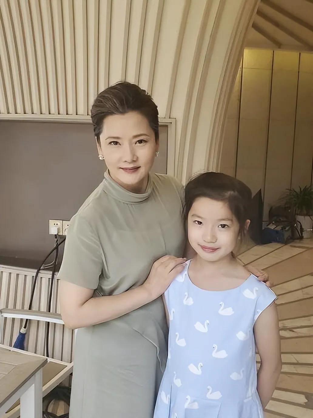 何赛飞，中国内地当代著名女演员，她的表演才华和人格魅力在我国乃至国际上都享有盛誉