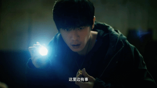 一场车祸撞出两个年代人之初 无法再回头的车祸，仿佛成为了探寻过去的钥匙，白骨与女