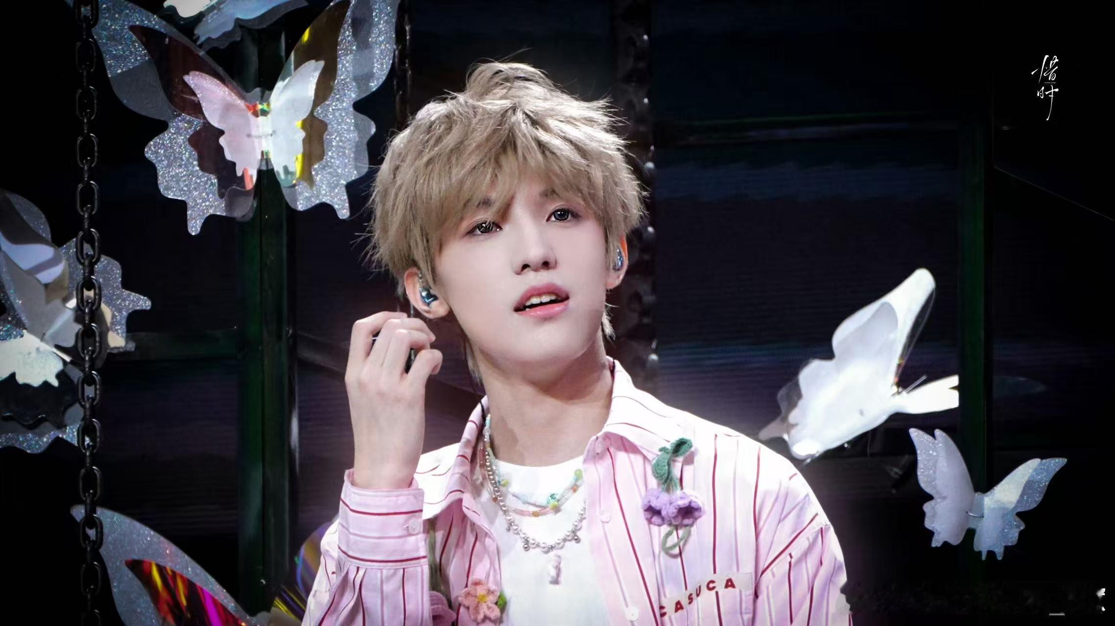 张泽禹缝合8岁的孤独场馆外好多张泽禹粉丝 场馆前排被泽禹粉丝承包了，大家带着同样