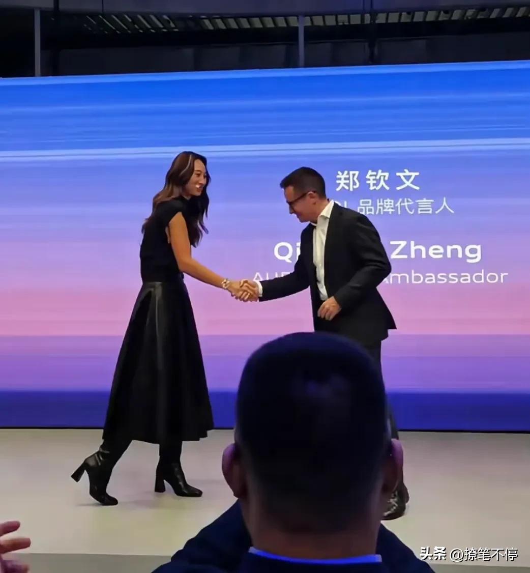 网球运动员郑钦文代言奥迪，178的个子站上去气势强大，不愧是网球女王，小小的品牌