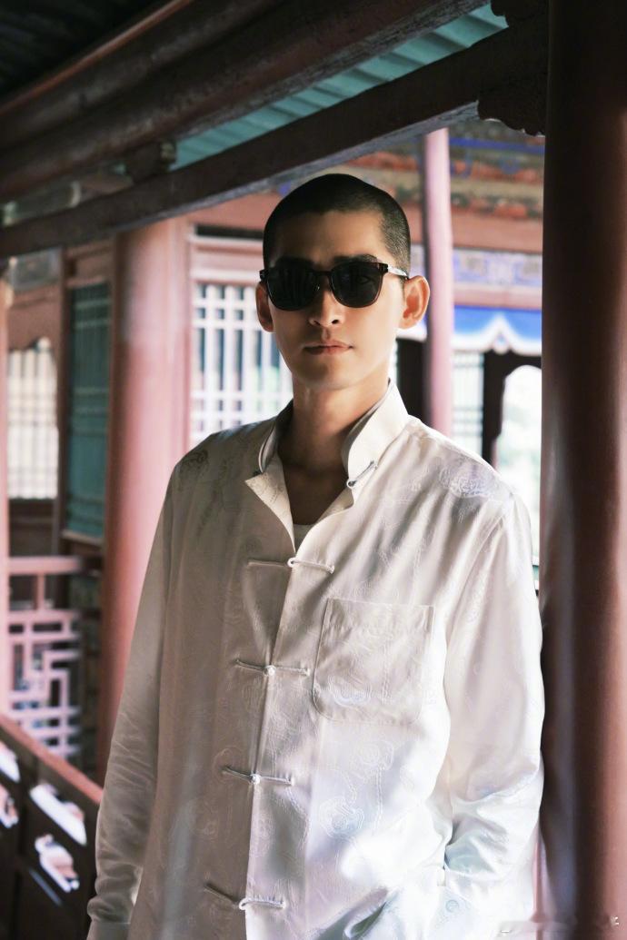 张翰剃了寸头‼️张翰游客照又瘦又高，还真是第一次get到他的颜值，难怪都说寸头是